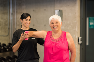 Fotografía de una mujer haciendo ejercicio con un entrenador personal.